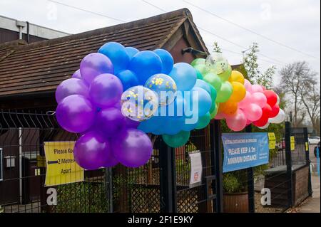 Datchet, Berkshire, Großbritannien. März 2021, 8th. Die Eton End Schule in Datchet hat heute Morgen für alle Schüler wieder geöffnet. Hübsche Regenbogen bunte Luftballons waren vor der Schule, um die Kinder wieder willkommen zu heißen. Trotz der aktuellen Covid-19 Coronavirus-Sperre in England, hat die Regierung angekündigt, dass es sicher ist, Schulen wieder zu öffnen. Abhängig von ihrem Alter werden einige Kinder verpflichtet, häufige Covid-19 Lateral Flow Tests zu haben und Gesichtsmasken den ganzen Tag während der Schule zu tragen. Quelle: Maureen McLean/Alamy Live News Stockfoto