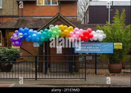 Datchet, Berkshire, Großbritannien. März 2021, 8th. Die Eton End Schule in Datchet hat heute Morgen für alle Schüler wieder geöffnet. Hübsche Regenbogen bunte Luftballons waren vor der Schule, um die Kinder wieder willkommen zu heißen. Trotz der aktuellen Covid-19 Coronavirus-Sperre in England, hat die Regierung angekündigt, dass es sicher ist, Schulen wieder zu öffnen. Abhängig von ihrem Alter werden einige Kinder verpflichtet, häufige Covid-19 Lateral Flow Tests zu haben und Gesichtsmasken den ganzen Tag während der Schule zu tragen. Quelle: Maureen McLean/Alamy Live News Stockfoto