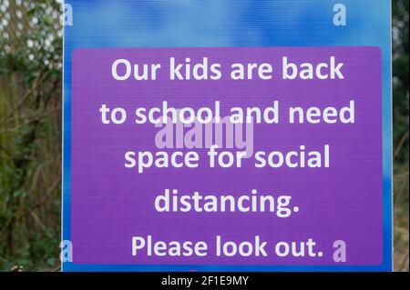 Datchet, Berkshire, Großbritannien. März 2021, 8th. Die Eton End Schule in Datchet hat heute Morgen für alle Schüler wieder geöffnet. Hübsche Regenbogen bunte Luftballons waren vor der Schule, um die Kinder wieder willkommen zu heißen. Trotz der aktuellen Covid-19 Coronavirus-Sperre in England, hat die Regierung angekündigt, dass es sicher ist, Schulen wieder zu öffnen. Abhängig von ihrem Alter werden einige Kinder verpflichtet, häufige Covid-19 Lateral Flow Tests zu haben und Gesichtsmasken den ganzen Tag während der Schule zu tragen. Quelle: Maureen McLean/Alamy Live News Stockfoto