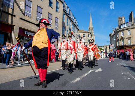 Die Re-enactment Gruppe, seine Majestät 33rd Regiment des Fußes sind abgebildet Als sie an der Jane Austen Grand Regency teilnehmen Kostümierte Promenade 14/09/19 Stockfoto