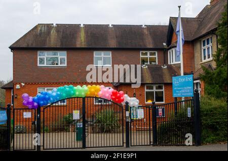 Datchet, Berkshire, Großbritannien. März 2021, 8th. Die Eton End Schule in Datchet hat heute Morgen für alle Schüler wieder geöffnet. Hübsche Regenbogen bunte Luftballons waren vor der Schule, um die Kinder wieder willkommen zu heißen. Trotz der aktuellen Covid-19 Coronavirus-Sperre in England, hat die Regierung angekündigt, dass es sicher ist, Schulen wieder zu öffnen. Abhängig von ihrem Alter werden einige Kinder verpflichtet, häufige Covid-19 Lateral Flow Tests zu haben und Gesichtsmasken den ganzen Tag während der Schule zu tragen. Quelle: Maureen McLean/Alamy Live News Stockfoto