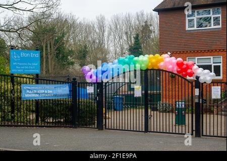 Datchet, Berkshire, Großbritannien. März 2021, 8th. Die Eton End Schule in Datchet hat heute Morgen für alle Schüler wieder geöffnet. Hübsche Regenbogen bunte Luftballons waren vor der Schule, um die Kinder wieder willkommen zu heißen. Trotz der aktuellen Covid-19 Coronavirus-Sperre in England, hat die Regierung angekündigt, dass es sicher ist, Schulen wieder zu öffnen. Abhängig von ihrem Alter werden einige Kinder verpflichtet, häufige Covid-19 Lateral Flow Tests zu haben und Gesichtsmasken den ganzen Tag während der Schule zu tragen. Quelle: Maureen McLean/Alamy Live News Stockfoto