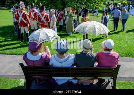 Bath, UK 14/09/2019 Jane Austen Festival Fans, die an der weltberühmten kostümierten Promenade des Grand Regency teilnehmen, werden in den Parade Gardens abgebildet. Stockfoto