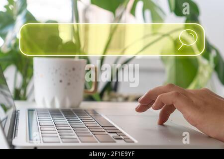 Menschen Hand mit Laptop oder Computer Suche nach Informationen im Internet Online-Gesellschaft Web mit Suchfeld Symbol und Copyspace. Stockfoto