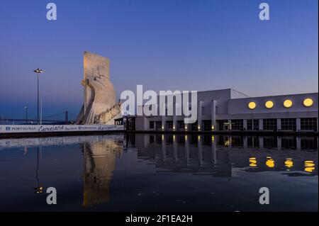 Padrão dos Descobrimentos (Denkmal der Entdeckungen) in der Abenddämmerung in Belem (Lissabon, Portugal) Stockfoto