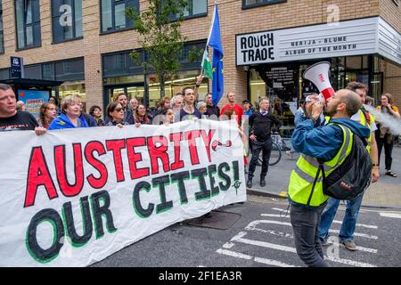 Es sind Demonstranten abgebildet, die Plakate und Schilder gegen Boris Johnson tragen Als sie an einem Stop Boris Johnson protestmarsch teilnehmen In Bristol, Großbritannien 03-09-19 Stockfoto