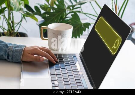 Menschen Hand mit Laptop oder Computer Suche nach Informationen im Internet Online-Gesellschaft Web mit Suchfeld Symbol und Copyspace. Stockfoto