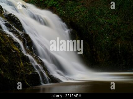 Stichill Linn, Wasserfall am Eden Water River bei Stitchill, Scottish Borders, im Anwesen von Newton Don House. Stockfoto