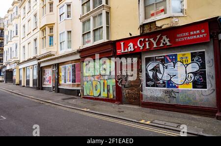 Geschlossen La Ciya Restaurant und Geschäfte in Kings Straße direkt an der East Street in Brighton Lanes Bereich während Sperre 2021 Stockfoto