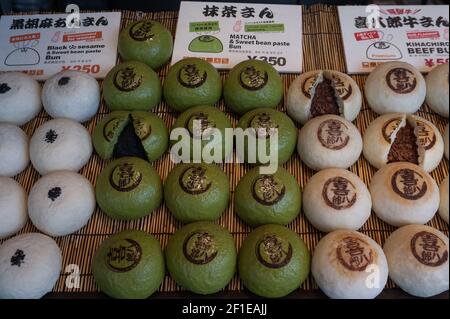 29,12.2017, Takayama, Gifu, Japan, Asien - frisch zubereitete, traditionelle japanische Dampfbrötchen werden in einem Schaufenster eines Ladens zum Verkauf angeboten. Stockfoto