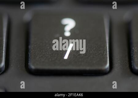 Schrägstrich und Fragezeichen-Taste auf einer Laptop-Tastatur Stockfoto