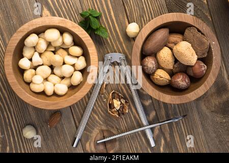 Gemischte Nüsse Pinienmandeln Macadamia Walnüsse Nussknacker Stockfoto