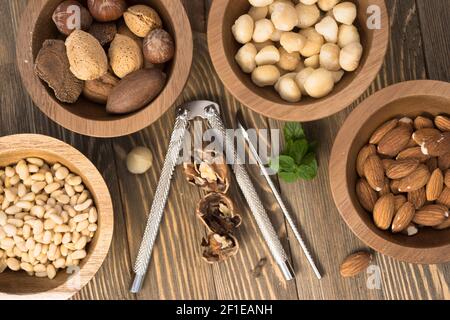 Gemischte Nüsse Pinienmandeln Macadamia Walnüsse Nussknacker Stockfoto