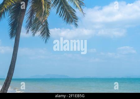 Tropische Natur sauberer Strand und weißer Sand in der Sommersaison mit Sonne hellblauen Himmel Hintergrund. Stockfoto