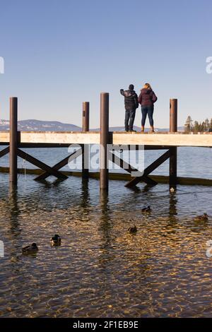 Zwei Personen sehen vom Dock Lake Tahoe Stockfoto