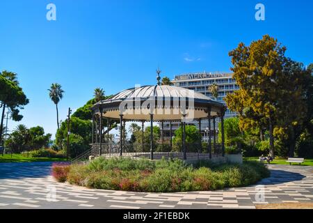 Blick auf den Pavillon "Kiosque A Musique" im Albert 1er Garten und das Le Meridien Hotel. Nizza, Südfrankreich, 2019. Quelle: Vuk Valcic / Alamy Stockfoto