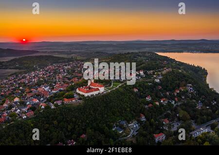 Tihany, Ungarn - Luftlinienansicht des berühmten Benediktinerklosters von Tihany (Tihany Abtei, Tihanyi Apatsag) mit schönem goldenen Himmel an der Sonne Stockfoto