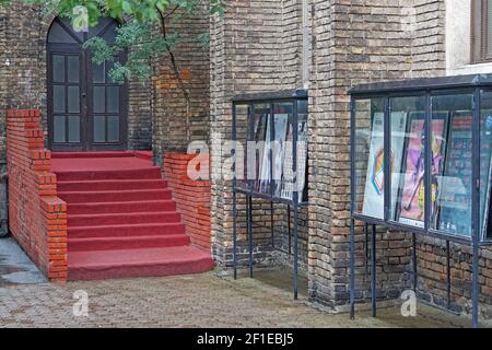 Belgrad, Serbien - 17. Oktober 2020: Rote Teppich-Eingangstreppe zum Bitef-Kunsttheater in Belgrad. Stockfoto