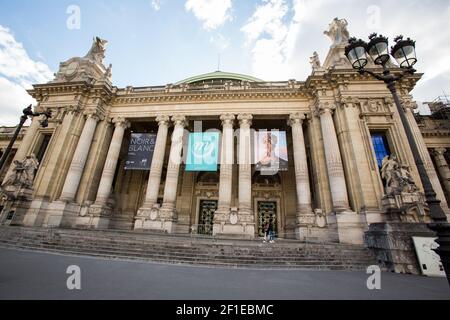 Aktenfoto vom 29. Juni 2020 von einer Außenansicht des Grand Palais in Paris, Frankreich. Das Grand Palais, seit 120 Jahren ein Mekka der Künste und Wissenschaften im Herzen von Paris, wird am Freitag von oben nach unten renoviert. Der denkmalgeschützte Komplex, bestehend aus drei Gebäuden, die für die Weltausstellung 1900 erbaut wurden, wird zum Teil im Frühjahr 2024 (für das Kirchenschiff und die angrenzenden Galerien) und zum Teil im Frühjahr 2025 wieder eröffnet. Foto von Nasser Berzane/ABACAPRESS.COM Stockfoto