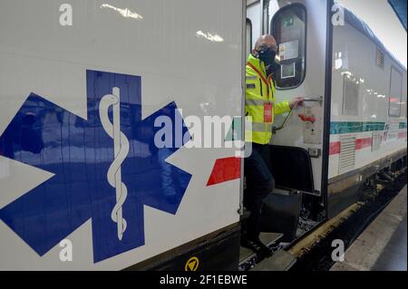 Rom, Italien. März 2021, 08th. Bahnhof Termini die Staatsbahnen weihen den medizinischen Zug ein, der für die Behandlung und den Transport von Patienten während der Pandemie von Covid -19 oder anderer Katastrophen ausgestattet ist.redaktionelle Verwendung nur für die redaktionelle Verwendung Kredit: Unabhängige Fotoagentur/Alamy Live News Stockfoto