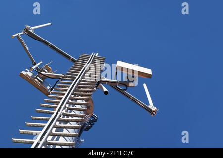 Array von Telekommunikations-Antennen auf Stahlturm und einem klaren blauen Himmel im Hintergrund. Telekommunikation, Telefon, Funkfernsehkonzepte Stockfoto