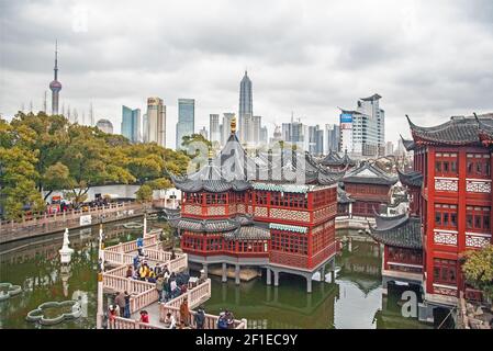 Yu Yuan Teehaus und Skyline der Stadt, Yu Yuan Shangcheng, Yu Gardens Bazaar, Shanghai, China, Asien, Foto Bo Arrhed Stockfoto