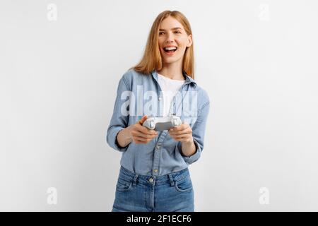 Junge glückliche Frau spielt Videospiele mit Game Controller über Isolierter weißer Hintergrund Stockfoto