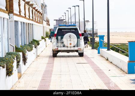 Matalascañas, Huelva, Spanien - 7. März 2021: Guardia Civil Auto patrouilliert die Promenade des Strandes von Matalascañas Stockfoto