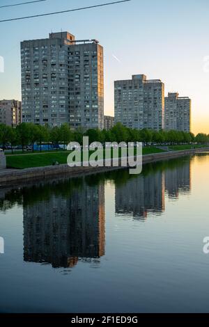 Eine Reihe von Wohnhäusern auf (Hühnchen-)Beinen, sowjetischer sozialistischer Modernismus; am Fluss Smolenka, St. Petersburg, Russland Stockfoto