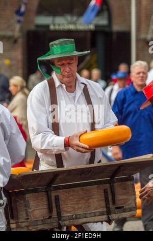 Käsehändler in traditioneller Tracht auf dem Käsemarkt in Alkmaar, Niederlande Stockfoto