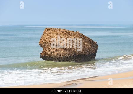 Strand von Matalascañas o Torre de la Higuera in der Provinz huelva, Andalusien, Spanien. Fundamente des Wachturms, die am Ufer umgedreht werden Stockfoto