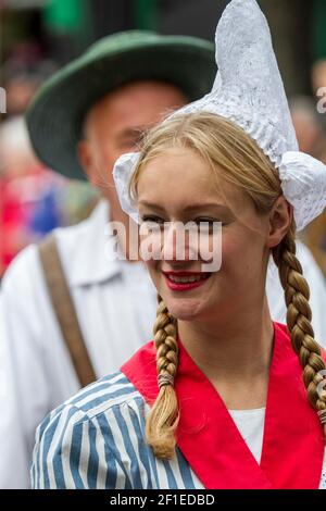 Holländerin in traditioneller Tracht auf dem Käsemarkt von Alkmaar, Stockfoto