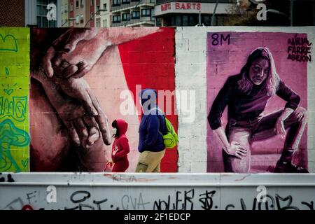 8. März 2021, Barcelona, Katalonien, Spanien: An diesem 8. März 2021 Internationaler Frauentag GEHEN LORENA und ihre kleine Tochter MIREIA an Graffiti-Wandmalereien vorbei, die feministische Rechtsindikationen in Barcelona darstellen.Quelle: Jordi Boixareu/Alamy Live News Stockfoto