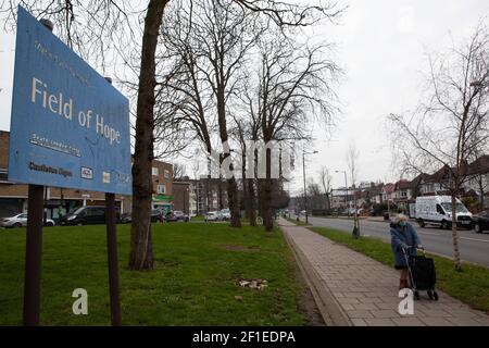 London, Großbritannien, 8. März 2021: Die Polizei sucht nach der 33-jährigen Sarah Everard, die zuletzt auf der Poynders Road, Clapham, Teil des South Circular von A205, gesehen wurde. Parks und Mülleimer in angrenzenden Straßen wurden auch von Polizeischnifferhunden durchsucht. Anna Watson/Alamy Live News Stockfoto