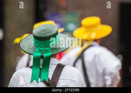 Traditionelle Spediteure auf dem Käsemarkt von Alkmaar, Niederlande Stockfoto