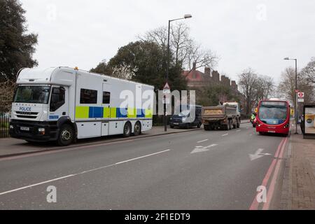 London, Großbritannien, 8. März 2021: Die Polizei sucht nach der 33-jährigen Sarah Everard, die zuletzt auf der Poynders Road, Clapham, Teil des South Circular von A205, gesehen wurde. Parks und Mülleimer in angrenzenden Straßen wurden auch von Polizeischnifferhunden durchsucht. Anna Watson/Alamy Live News Stockfoto