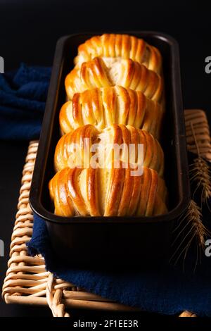Food Konzept Spot Fokus hausgemachte Bio-Wolle weiches Milchbrot Auf schwarzem Hintergrund mit Kopierplatz Stockfoto