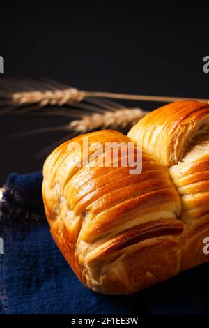 Food Konzept Spot Fokus hausgemachte Bio-Wolle weiches Milchbrot Auf schwarzem Hintergrund mit Kopierplatz Stockfoto