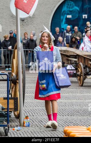 Holländerin in traditioneller Tracht auf dem Käsemarkt von Alkmaar, Stockfoto