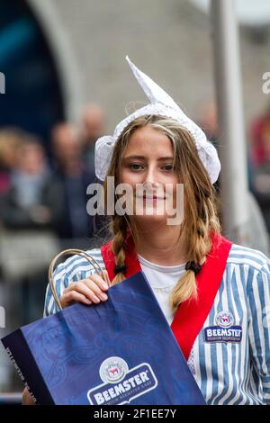 Holländerin in traditioneller Tracht auf dem Käsemarkt von Alkmaar, Stockfoto