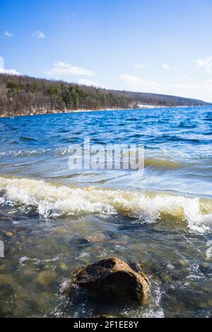 Wellen am Seeufer Stockfoto