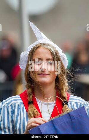 Holländerin in traditioneller Tracht auf dem Käsemarkt von Alkmaar, Stockfoto