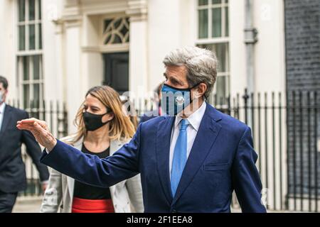 WESTMINSTER LONDON, GROSSBRITANNIEN 8. MÄRZ 2021. John Kerry (ehemaliger US-Außenminister), der von Präsident Joe Biden zum Sonderbeauftragten des US-Präsidenten für das Klima ernannt wurde, wird nach einem Treffen mit Premierminister Boris Johnson vor dem Klimagipfel im November die Downing Street verlassen. Credit amer Ghazzal/Alamy Live News Stockfoto