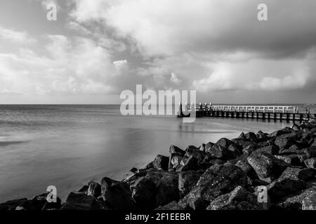 Afsluitdijk, ein Damm, der die Nordsee vom Ijsselmeer trennt. Blick von der Brücke auf Breezanddijk, eine künstliche Insel durch den Bau der geschaffen Stockfoto