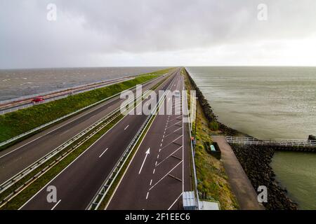 Autobahn A7 auf Afsluitdijk, einem Damm, der die Nordsee vom Ijsselmeer trennt. Blick von der Brücke auf Breezanddijk, eine künstliche Insel geschaffen von Stockfoto