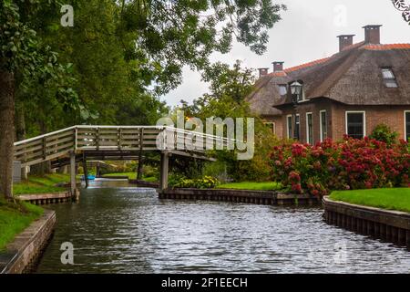 Giethoorn ist eine Stadt in der Provinz Overijssel, Niederlande Sie befindet sich in der Gemeinde Steenwijkerland, etwa 5 km südwestlich von Steenwijk Stockfoto