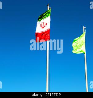 Im iran schwenken iranische Flagge Stockfoto