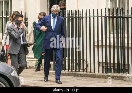 WESTMINSTER LONDON, GROSSBRITANNIEN 8. MÄRZ 2021. John Kerry (ehemaliger US-Außenminister), der von Präsident Joe Biden zum Sonderbeauftragten des US-Präsidenten für das Klima ernannt wurde, wird nach einem Treffen mit Premierminister Boris Johnson vor dem Klimagipfel im November die Downing Street verlassen. Credit amer Ghazzal/Alamy Live News Stockfoto