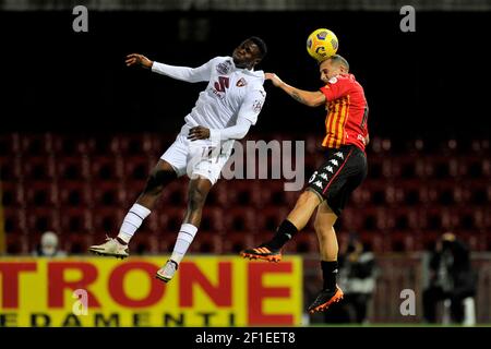 Riccardo Improta Spieler von Benevento und Wilfried Singo Spieler von Turin, während des Spiels der italienischen Serie A Fußball-Liga zwischen Benevento vs Stockfoto