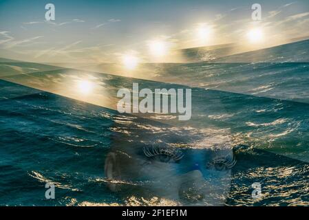 Futuristische mystische Seeseite mit Schaufensterpuppe Gesicht unter Wasser und fünf Sonnen. Blaue Fantasie. Mehrfachbelichtung. Stockfoto